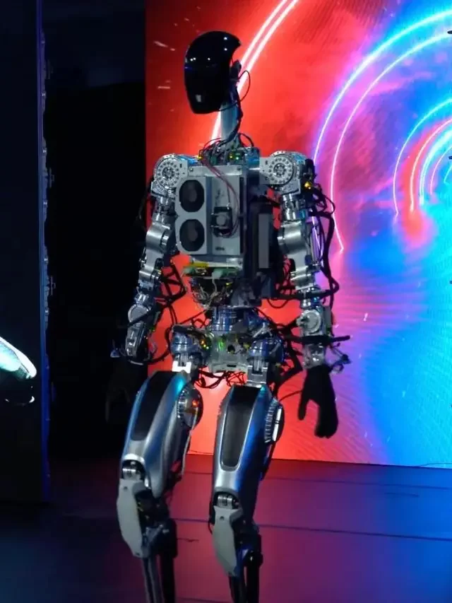 Tesla robot dance on the stage at AI Day